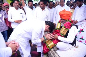 नारळी सप्ताह निमित्त धनंजय मुंडे नतमस्तक होताना